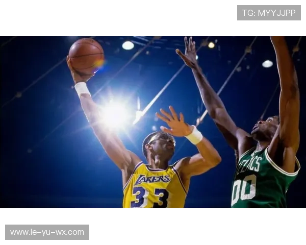 湖人传奇贾巴尔球衣高挂 致敬天勾时代