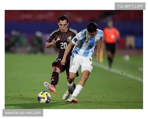 哥伦比亚队定位球战术奏效，精准配合助球队斩获关键进球